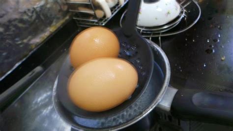 Kalau saya makan roti bakar telur separuh masak ni, saya akan makan dengan kicap, tabur lada sulah putih sedikit, dan garam sikit. RESEPI CIKGU ANI: ROTI BAKAR - TELUR SEPARUH MASAK