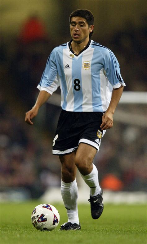 Un caño sin tocar la pelota. @Riquelme #9ine | Carteles de fútbol, Seleccion argentina ...