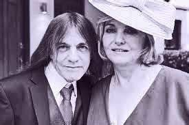 His only real academic interest was art wich allowed him some freedom of. Malcolm and his wife, O' Linda (With images) | Acdc angus young, Malcolm young, Acdc