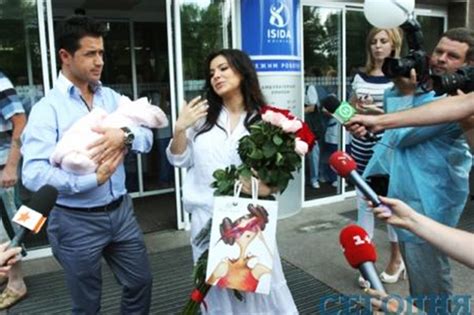 Пара публиковала множество совместных фотографий, появлялась на различных общественных мероприятиях. Певица Ани Лорак: биография, личная жизнь, семья, муж ...