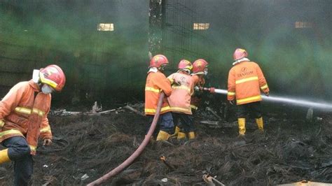 Lowongan kerja pt aneka gas industri. 17 Jam Berkobar, Api yang Membakar Gudang Istana Ban di ...