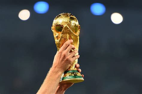 Kostenlose lieferung für viele artikel! "Ehrenrunde": WM-Pokal auf Deutschlandtour :: DFB ...