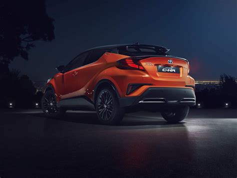 It is available in 5 colors, 1 variants, 1 engine, and 1 transmissions option: Novo Toyota C-HR 2020 chega mais híbrido e tecnológico | CAR.BLOG.BR