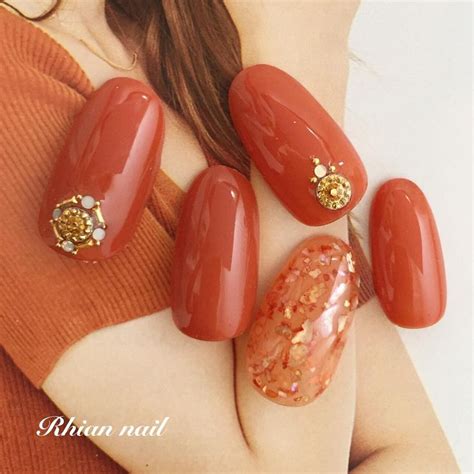 Burnt orange and metallic gold nails we have a mix and match nails design to show you. Burnt orange nails with gold studs nail art | fall nail art idea | round shaped nails | unas ...