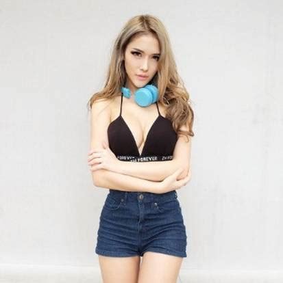 Dragonfly kl is an awesome party place + witnessed jade rasif performing for the first time. DJ Jade Rasif's outfits too skimpy? I feel comfortable in ...