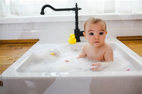 The mommy's helper inflatable bath tub is one of the best baby bathtubs for parents who enjoy traveling. Milenium Home Tips: kitchen sink baby bath tub