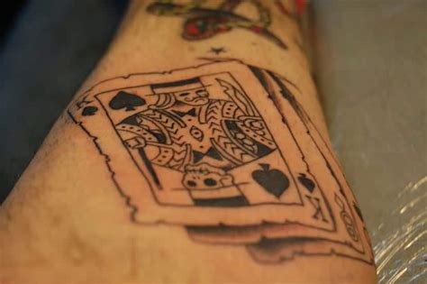 El póker en todas sus variantes, texas hold em, governor poker. ¿Te la juegas con estos tatuajes de cartas?