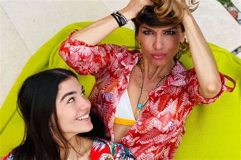 Despina vandi, born as despina malea on 22 july 1969, is a greek singer. Η Δέσποινα Βανδή τραγουδά Whitney Houston με την κόρη της ...