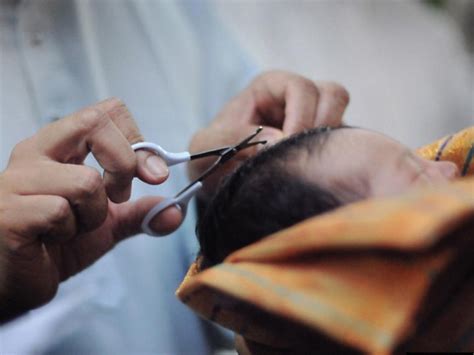 Ia memadai dengan bercukur rambut sahaja. (Video & Gambar) Cukur Dan Timbang Rambut Bayi, Antara ...