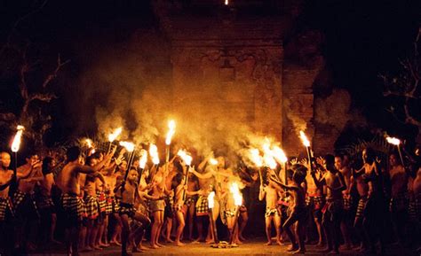 Tari lilin adalah sebuah tarian yang dipersembahkan oleh sekelompok penari yang membawa lilin dengan diiringi sekelompok musisi. Kumpulan Gambar Beragam Tarian Daerah Indonesia