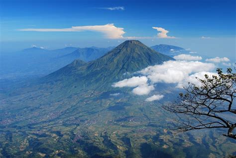 Gunung murud merupakan gunung nomor empat yang tertinggi di malaysia. 4 Misteri Gunung Slamet