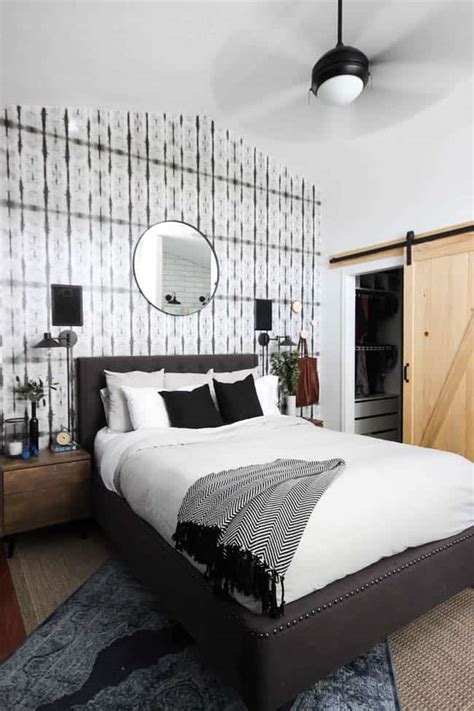 Rather than hanging one piece above the bed, consider more unique placement and surround all the walls. 16 Designer Worthy Ideas For Over The Bed Decor - Making ...