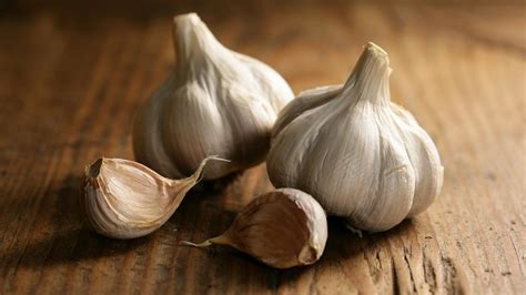 1 medium garlic clove chopped up makes about 1 teaspoon. How Much Garlic Powder Equals One Clove of Garlic ...
