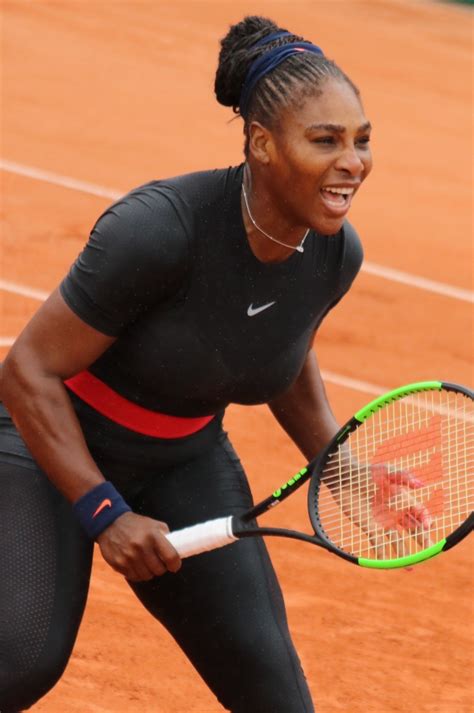 Sie sieht sich als botschafterin und wegbereiterin. Serena Williams auf dem Tennisplatz. Sie hält einen ...