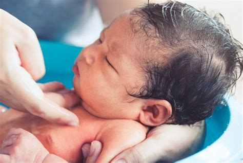 Line the tub or sink with a clean towel. Baby Care Week By Week Changes: 10 Tips on the Best Time ...