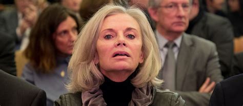 Membre du parti socialiste, elle est la première femme nommée à la tête d'un ministère régalien en france lorsqu'elle devient garde des sceaux, ministre de la justice, en 1997. PHOTO - Elisabeth Guigou voilée pour aller dans une ...