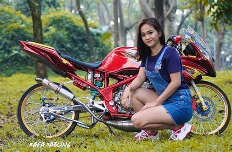 Naik motor misalnya, pastinya asyik dan bikin senang, terhindar dari macet yang pasti. Cewek Naik Ninja / Cewek aja naik ducati, masa kamu kalah? - Linda Loira