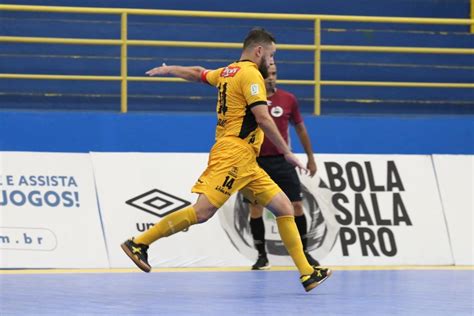 O futsal na afpd tv. Chute de capitão da seleção de futsal atinge os 114km/h e ...