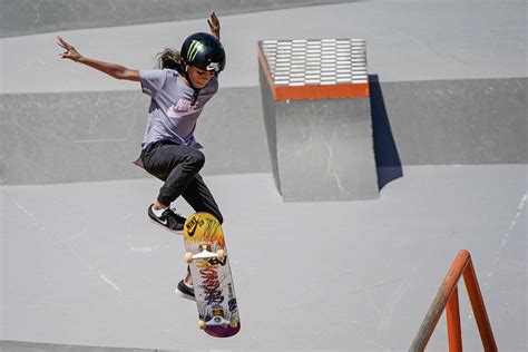 Knocking all stereotypes out of the skatepark, rayssa leal was only seven when she went viral when a video surfaced of the young brazilian dressed as a fairy princess, landing what tony hawk. Rayssa Leal é Destaque Em Revista Nacional - Imperatriz Online