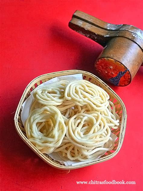 Jalebi is made with all purpose flour and its need to be fermented for about 8 hours. Thenkulal Sweet Recipe In Tamil : Kanyakumari Thenkuzhal à ...