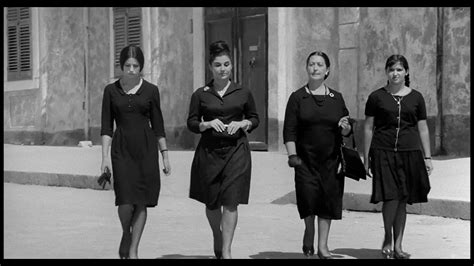 When you think about what makes a film a masterpiece, beyond the usual suspects like clever script, believable acting or. Sedotta e abbandonata (1964) di Pietro Germi - Recensione | Quinlan.it