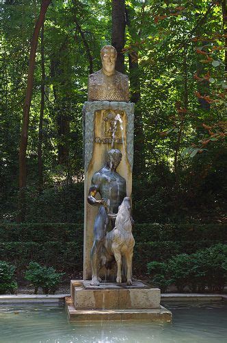 Haz una visita a los monumentos y edificios más emblemáticos de finlandia y disfruta al máximo de tu viaje. Ángel Ganivet | Esculturas, Estatuas, Monumentos