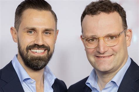 Nach medienberichten fühlte sich der minister in seiner schöneberger wohnung nicht mehr wohl, nachdem man ihn wiederholt vor der haustür angesprochen habe. Jens Spahn kauft mit Ehemann Luxusvilla für mehr als 4 Mio ...