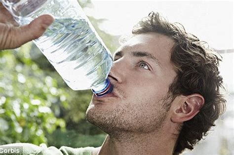 Manfaat rutin minum air mineral bagi tubuh. Berapa Liter Kita Harus Minum Air Putih Setiap Hari ...