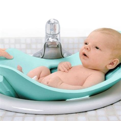 These days, plastic or foam tubs give parents a convenient spot to prop floppy newborns and keep more curious older babies contained. Koliko često kupati bebu i kako? - GuGu mama&co.