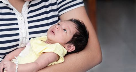 Cairan dalam rahim seringkali memicu mampet pada hidung bayi. 10 Penyebab Bayi Susah Tidur Malam dan Cara Mengatasinya ...