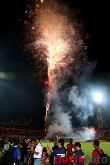 Persipura jayapura masuk dalam enam tim yang ditetapkan pssi mengantongi afc club license 2020. Pesta Kembang Api Kemenangan Persipura ~ Infota