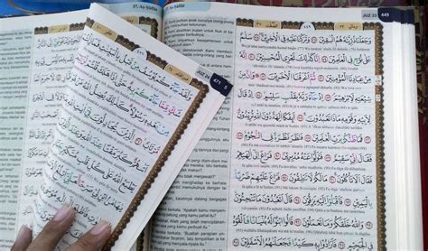 Tanpa memperdulikan komputerku yang sedang memutar film bf melewati dunia maya, saya mengambilkan ia buku di rak bukuku yang jaraknya lumayan jauh dengan komputerku. Pin oleh Percikan IMAN di Buku Aam Amiruddin