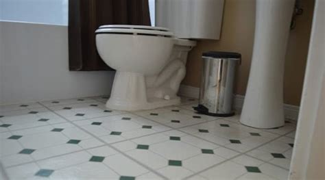 Although the quality of the tile floor also determines the appearance of the floor, proper care and cleaning methods can also determine! 7 Photos How To Remove Stubborn Stains On Bathroom Floor ...