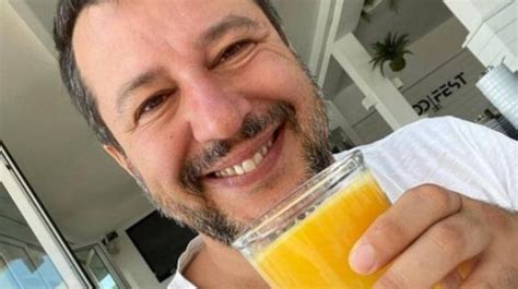 Is niet eens president of premier van italië, maar wat ons betreft is het de. Matteo Salvini ritorna al Papeete Beach, ma stavolta niente mojito