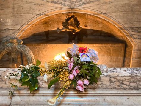 Potrai inviare e consegnare mazzi di fiori in italy a domicilio, in hotel, in ospedale, a scuola, a casa e in qualsiasi luogo nel mondo. Un mazzo di fiori di campo sulla tomba di Raffaello: così ...