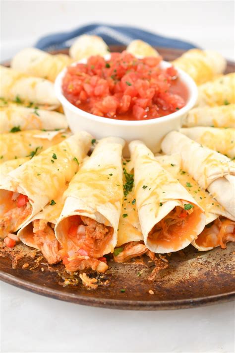 In a large bowl, add the chicken, onion, red bell pepper, jalapeño, and taco sauce, and mix to combine. Blooming Quesadilla Ring - Sweet Pea's Kitchen