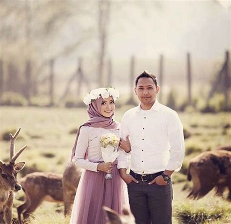 Gaya prewedding hijab yang juga tak kalah lucunya adalah memanfaatkan ruang terbuka untuk digunakan sebagai wahana camping atau berkemah. Pin oleh M Sufiya di | M U S L I M L O V E | | Fotografi ...