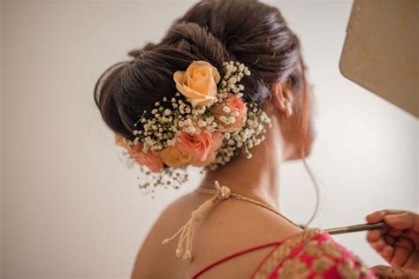 A good trick to make sure you get the cut you're picturing: Hair Khopa Photo Dikhao - 3 Pretty Bun Hairstyles For ...