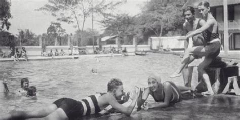 Di video kali ini aku bareng teman aku sedang berenang di kolam renang pandiga cimahi bandung. Sejarah Kolam Renang Pertama di Indonesia - Historia