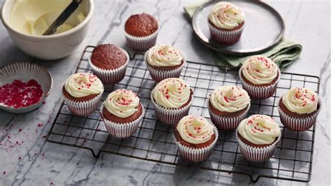 Arrange remaining berries decoratively over top of cake. Red Velvet Cake Mary Berry Recipe : Mary Berry's Devils food cake - perfect for halloween ...