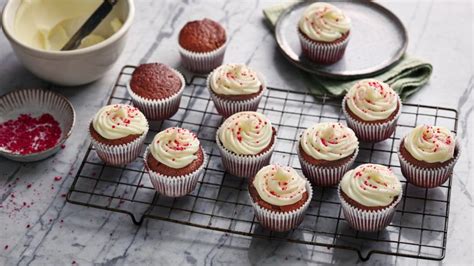 You'll taste a combination of this red velvet cake recipe is the queen of all layered cakes. Red Velvet Cake Mary Berry Recipe : Mary Berry's Devils ...