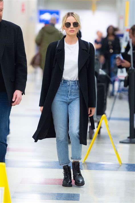 Robbie se fait connaitre en australie en 2008 en décrochant un rôle régulier dans le soap opera à succès les voisins, rôle qu'elle tiendra quatre ans et qui lui permettra de décrocher deux nominations aux logie awards. MARGOT ROBBIE at JFK Airport in New York 02/03/2020 ...