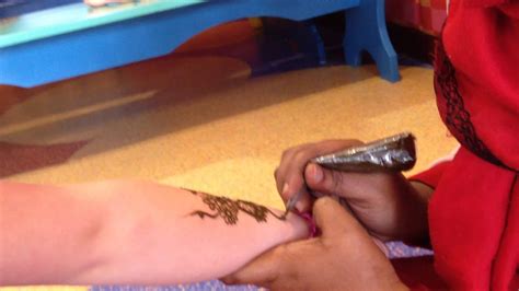 Traditional indian, arabic, and contemporary henna designs for weddings and parties. Isla gets a henna tattoo - YouTube