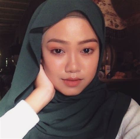 Hijab adalah penghalang atau kerudung yang digunakan oleh wanita muslim yang biasa disebut juga dengan jilbab namun dalam keilmuan islam, hijab lebih tepat merujuk kepada tatacara berpakaian yang pantas sesuai dengan tuntunan agama. Pin di Xx