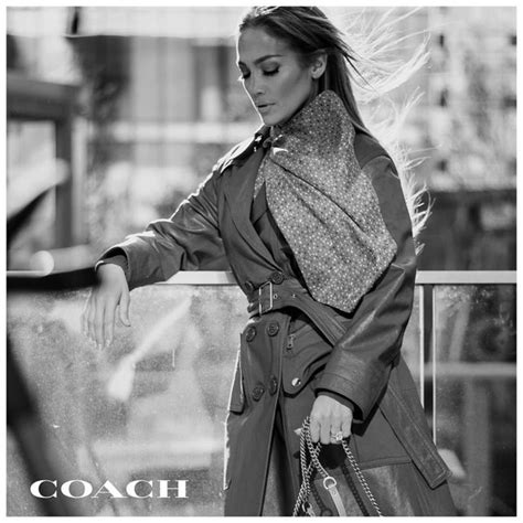 Ей принадлежит линия одежды jlo by дженнифер лопес — биография дженнифер лопес дженнифер линн лопес (jennifer. Дженнифер Лопес заключила контакт с популярным модным ...