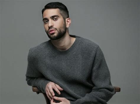 Il cantante è stato fotografato con un mazzo di rose in mano; Video: MAHMOOD - Soldi - Newsic.it