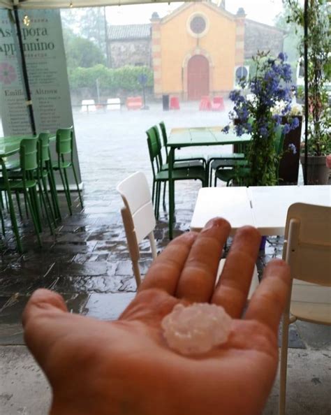 Molte auto danneggiate si sono fermate, incolonnate, in particolare in direzione milano, nei pressi di fidenza. Langhirano - Temporale e grandine -FOTO - ParmaPress24