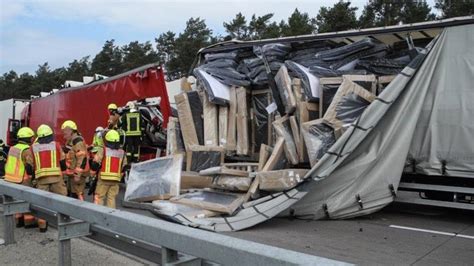 The dual carriageway is closed londonbound after the hgv hit a bridge between junction 15, three mile hill, and junction 13, ingatestone, this morning. Najechanie na tył w wyjazdowym ruchu na A12 - kabina ...