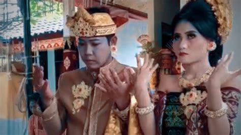 Selain kemenangan penting yang diraih bali united, laga tim serdadu tridatu kontra mitra kukar hari senin (15/10) kemarin juga menjadi momen spesial bagi. Balinese Wedding (Kadek widnyana & kadek kusuma) - YouTube