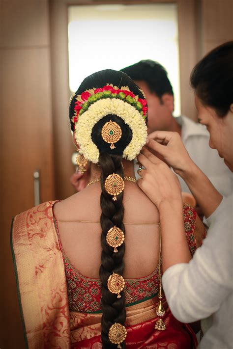 9 effortlessly beautiful bun hairstyle for indian. Traditional South Indian Wedding Hairstyles Pictures ...